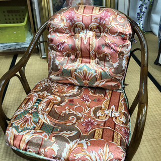 ラタンチェア☆籐の椅子☆艶のあるピンクの座布団がいいですね！