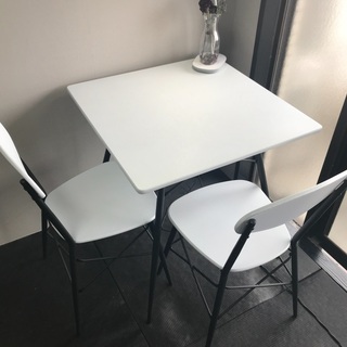 机と、椅子２つ