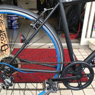 マットブラックのアデルのクロスバイク　新車同様　自転車屋が仕上げた中古車