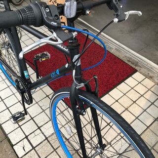 マットブラックのアデルのクロスバイク　新車同様　自転車屋が仕上げた中古車