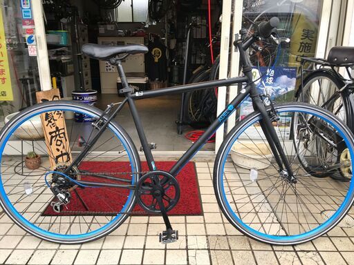 マットブラックのアデルのクロスバイク　新車同様　自転車屋が仕上げた中古車