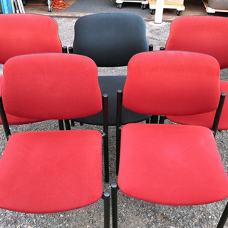 【227M11】椅子 赤4個 黒1個 各300円の画像