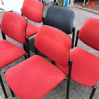 【227M11】椅子 赤4個 黒1個 各300円 - 家具