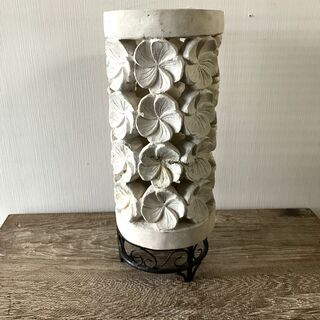 16 バリ島雑貨　石のオブジェ 花模様のランプシェード