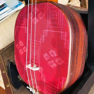 【沖縄三線】ウクレレサイズのミニマム三線絣赤。少し訳ありで50％OFF【送料込】 沖縄三線】ウクレレサイズのミニマム三線絣赤。少し訳ありで50％OFF