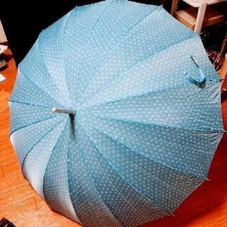 クリアな柄の水色の傘