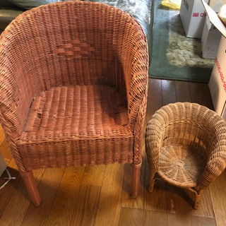 子供用 藤製の椅子とぬいぐるみの藤製の椅子