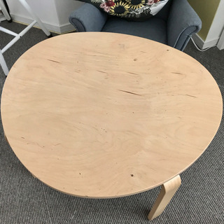 IKEA バーチ材角のないローテーブル　Svalsta