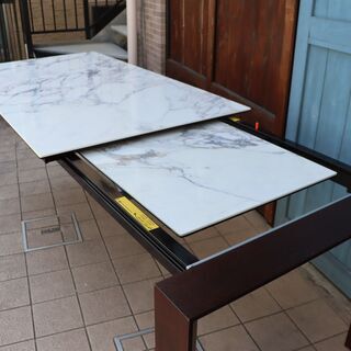 イタリアのCalligaris(カリガリス)社のOMNIA(オムニア) セラミック天板 伸長式ダイニングテーブルです。4人から6人用のモダンなエクステンションテーブルです！