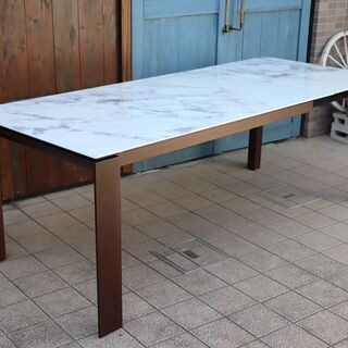 イタリアのCalligaris(カリガリス)社のOMNIA(オムニア) セラミック天板 伸長式ダイニングテーブルです。4人から6人用のモダンなエクステンションテーブルです！