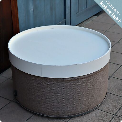 ACTUS(アクタス)で取り扱われているデンマークのブランドSOFTLINE(ソフトライン)のDRUMS POUF(ドラムス パフ)です。トレーを外せばスツールとしてもご使用頂けるリビングテーブル。