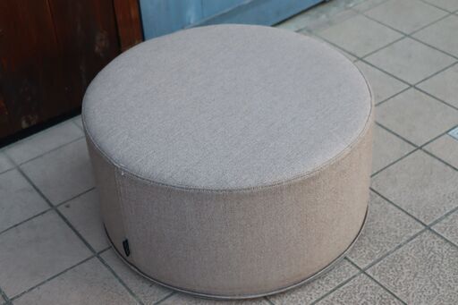 ACTUS(アクタス)で取り扱われているデンマークのブランドSOFTLINE(ソフトライン)のDRUMS POUF(ドラムス パフ)です。トレーを外せばスツールとしてもご使用頂けるリビングテーブル。