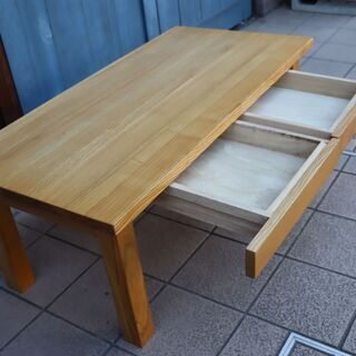 稀少なタモ材を使用した無印良品(MUJI)のリビングテーブル。ナチュラルな質感とシンプルなデザインがどんなインテリアにも合わせやすく、引き出し付きなので小物収納にも便利なローテーブルです♪