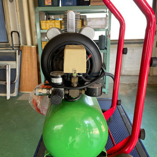 🍄オイルレス コンプレッサー 　最終値下げ！ 18000円 ➡ 16000円