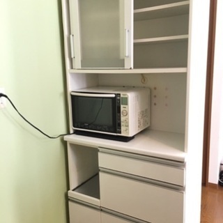 白のキッチン食器棚