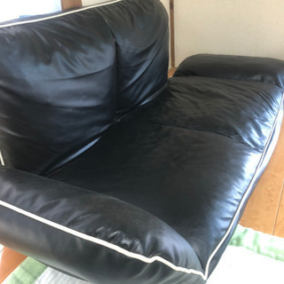 革製のソファ　500円