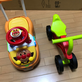 木製レールと幼児用乗り物2台