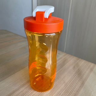 無料　新品　未使用　蓋付きタンブラー　プラスチック　軽量　オレンジ