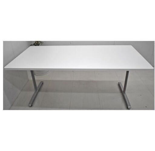 会議用テーブル　ホワイト　オカムラ製8177EN 99MG