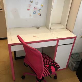 IKEAの勉強机と椅子　ピンク