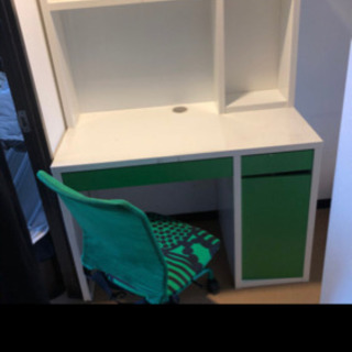IKEAの勉強机と椅子　緑