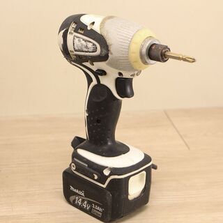 マキタ　インパクトドライバー　TD130D本体　バッテリー２個　充電器　収納ケース付き　動作品　 TOY00091・makita マキタ 充電式インパクトドライバTD130D 本体1台