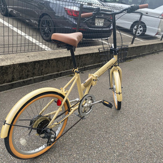 クリーム色のカワイイ折り畳み自転車