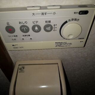 最終価格。３月23日終了します。INAXの洋式トイレ。ウォシュレット付き。ペーパーホルダーも付きます。早めのご希望で換気扇も!価格相談応じます。