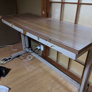 細長いテーブル、机です。かなり老朽化しています。0円です。