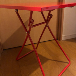 折りたたみ式　赤いテーブル