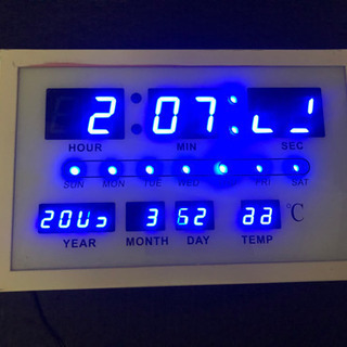 デジタル時計　ホワイト　青文字　掛け時計　置き時計