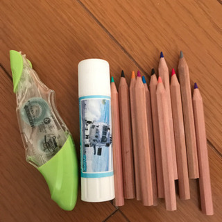 色鉛筆、ノリ、修正テープ