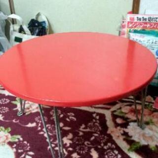 真っ赤な丸テーブル