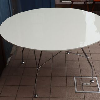 イタリアのデザイナーズ家具ブランドKARTELL(カルテル)のGLOSSY(グロッシー )ラウンドテーブルです。ダイニングテーブルはもちろんミーティングテーブルにもおススメです♪
