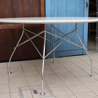 イタリアのデザイナーズ家具ブランドKARTELL(カルテル)のGLOSSY(グロッシー )ラウンドテーブルです。ダイニングテーブルはもちろんミーティングテーブルにもおススメです♪