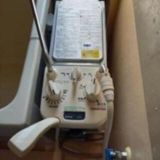 受け渡し予定者決まってます❗値下げしてますよ😃県営住宅のお風呂って、高過ぎません？少しでもお安くと言う方半額以下で買えますよ！是非是非是非ご購入下さい！風呂桶とガス釜　LPガスです。