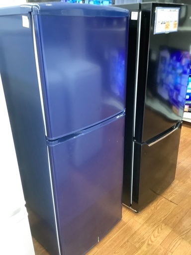 ネイビーカラーが珍しいAQUA2ドア冷蔵庫のご紹介です。