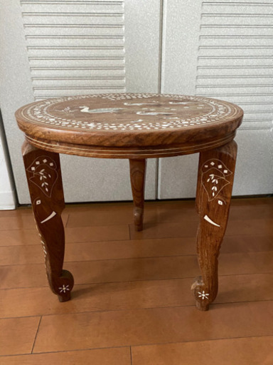 【値下】アンティーク　ハンドメイド　インド土産　サイドテーブル　円形　三つ足　木×象牙風