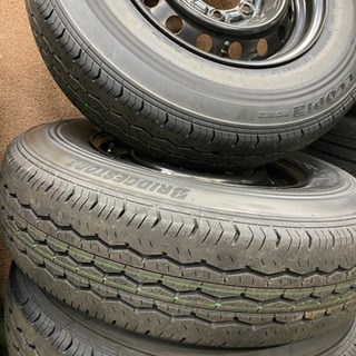 新車外しハイエース　タイヤ&ホイール