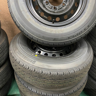 新車外しハイエース　タイヤ&ホイール