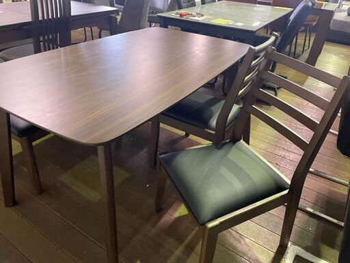 食卓4点セット！テーブル１，椅子２、ベンチ１です。49800円を19800円でどうでしょう！