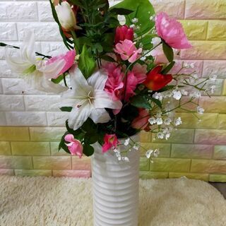 白い縦長の花瓶