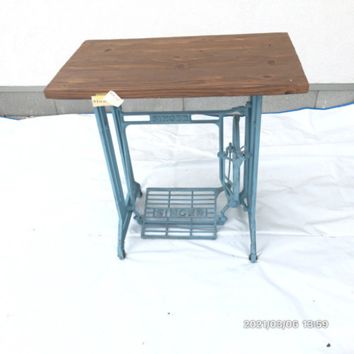 古いミシンの脚を使ったテーブルですアンティークです