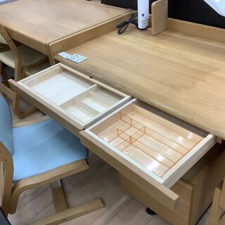 サイドに荷物掛けが付いて便利なkarimoku（カリモク）の学習机です 
