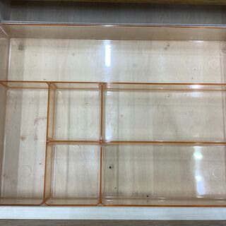 サイドに荷物掛けが付いて便利なkarimoku（カリモク）の学習机です 