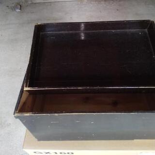 黒塗りの木箱