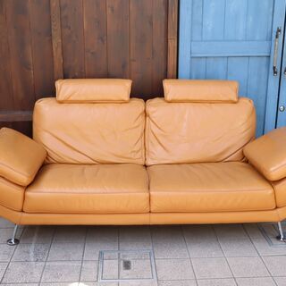 IDC OTSUKA(大塚家具)取り扱いのブランドDomicil(ドミシール)のDM-KOD9013 総革張り3人掛けソファー/ヘッドレスト付です。奥山清行デザインの洗練されたレザートリプルソファー！