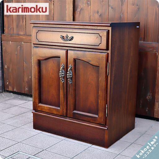 Karimoku(カリモク家具)の人気シリーズCOLONIAL(コロニアル)のQC1905 キャビネットです。アメリカンカントリースタイルのクラシカルなサイドボードはお部屋を上品な空間に♪(1)