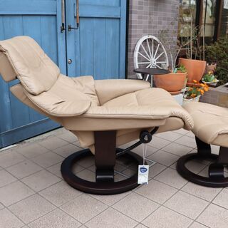 北欧ノルウェーのメーカーEKORNES(エコーネス)社のストレスレスチェアー レノ/スイングテーブル付です！リビングはもちろんシアタールームなどにおススメの北欧デザイン本革リクライニングチェアー♪