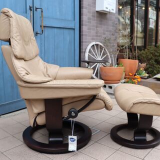 北欧ノルウェーのメーカーEKORNES(エコーネス)社のストレスレスチェアー レノ/スイングテーブル付です！リビングはもちろんシアタールームなどにおススメの北欧デザイン本革リクライニングチェアー♪